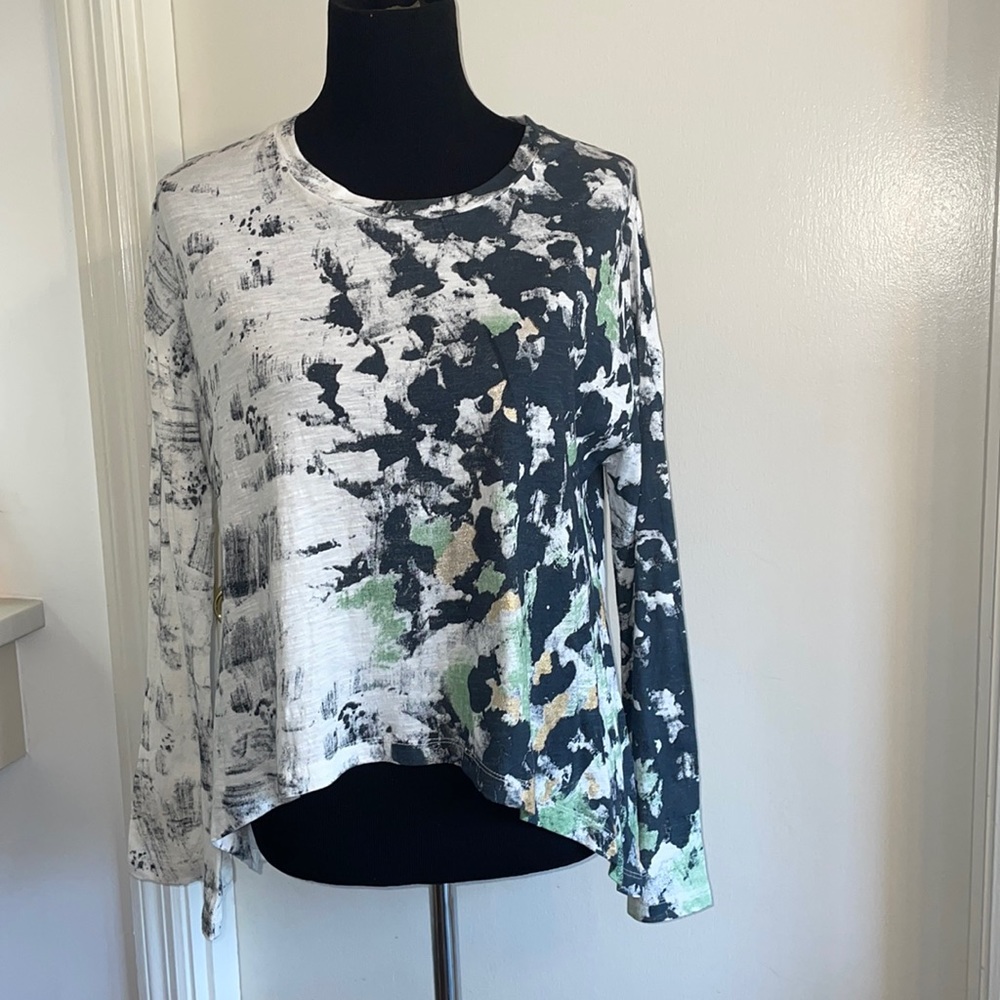 ANTHROPOLOGIE AKEMI + KIN long sleeved asymmetrical T-shirt with flared sleeves. - Picture 1 of 16